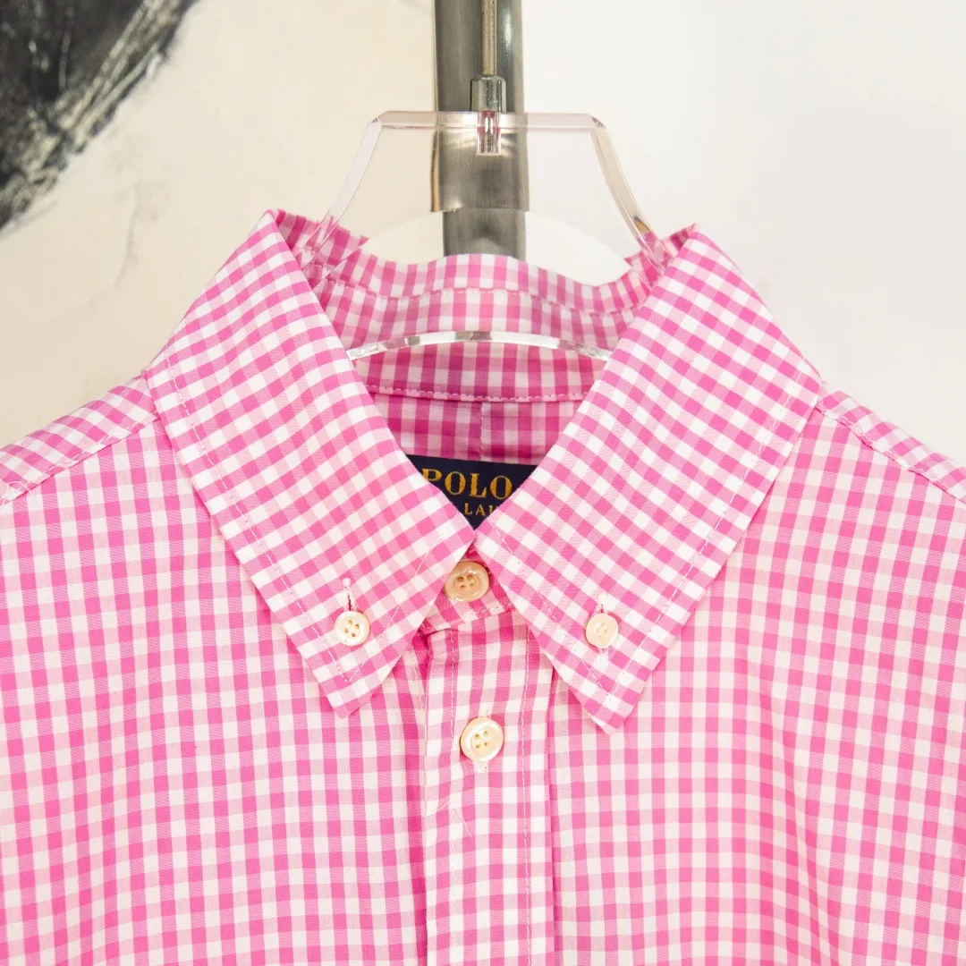 P280 zp version [exclusive supply] Ralph Lauren/Ralph Lauren 2025SS Evergreen Vintage style poplin casual color 0.5 grid long-sleeved casual shirt, 100% restoration of workmanship, embedded seam clean edge processing, upper back broken seam reorganization, better fit ✅ 100% cotton poplin cotton, smooth feel, pre-car wash treatment, yarn is tighter ✅ Custom dyed original pearlescent white buttons, size partition✅ There is a special shaped chiffon foil inside the collar door tube, which is not easy to deform and pull. ✅ RL refreshing plaid shirt is more naughty and colorful than the simpleness of the solid color shirt. It can be salty or sweet. Daily travel and travel. The production rate is very high. The style is customized. Color: Pink Blue Size: S M L XL Number: WW10966
